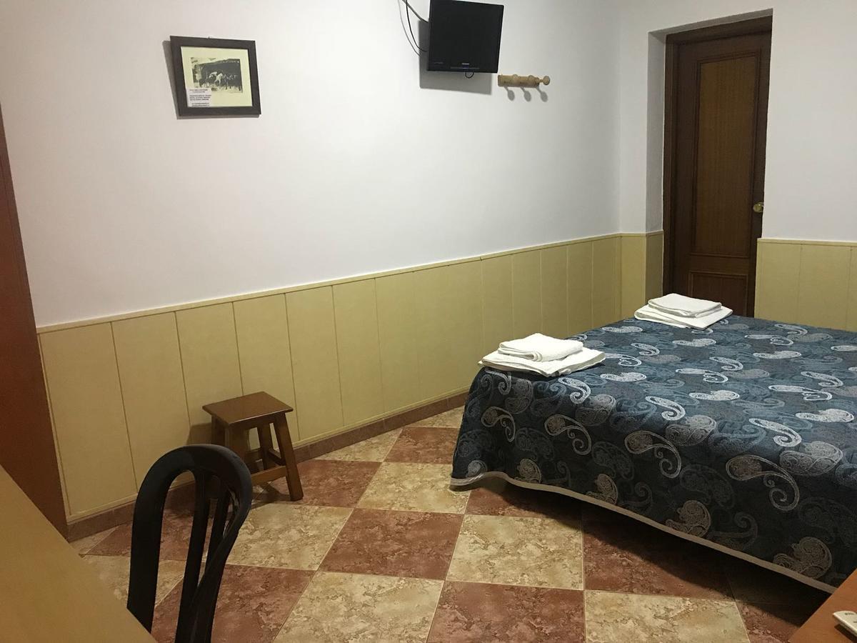 Hostal Bar San Pedro 迈雷纳-德尔阿尔科 外观 照片